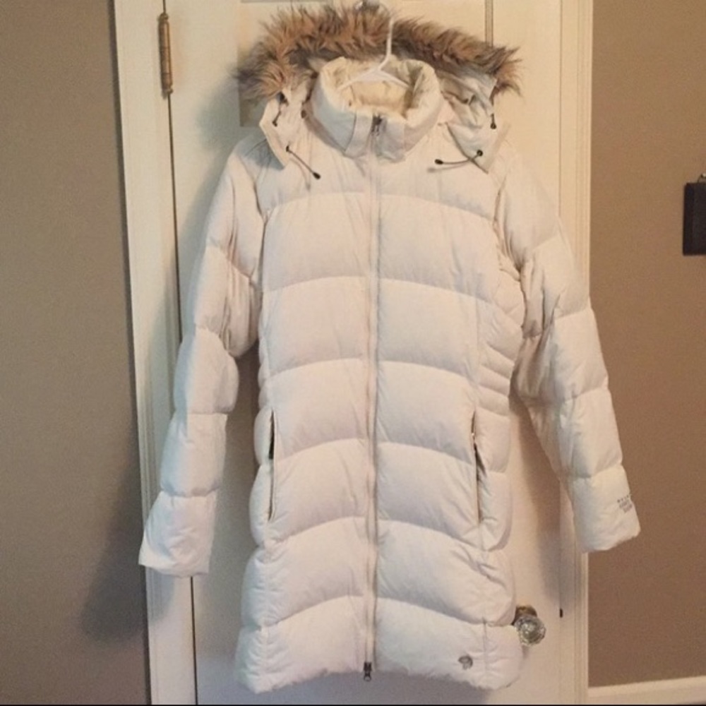 White/Cream Mountain Hardwear Puffer